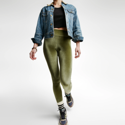 Legging velours lisse Army Green coupe sportive femme, vue face lifestyle casual