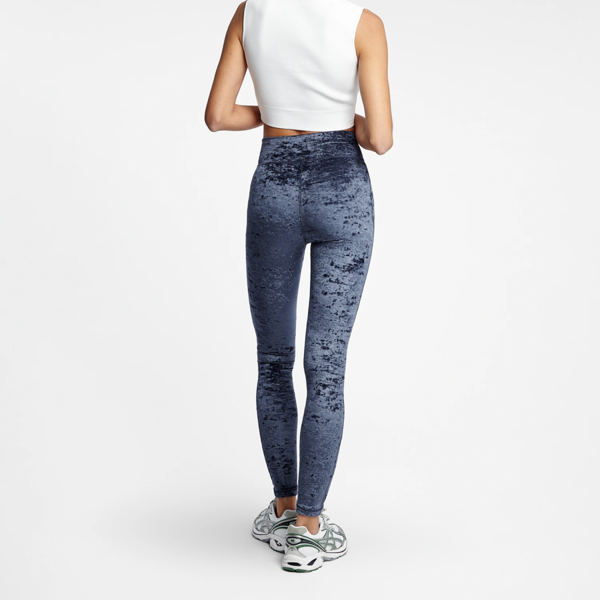 Legging velours bleu allure coupe sportive femme vu de dos, silhouette élégante et ajustée