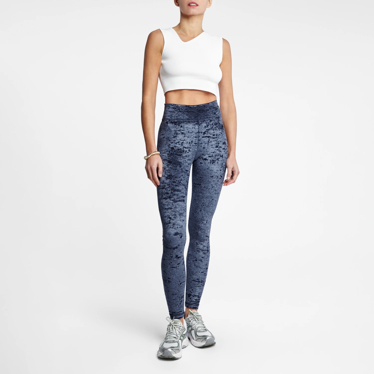 Legging velours bleu allure coupe sportive porté par femme debout, allure moderne et sportive