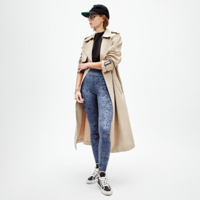 Femme en legging velours bleu allure coupe sportive, look lifestyle urbain avec trench beige