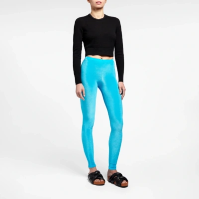Femme portant un legging en velours bleu ciel, vue de face, coupe classique chic et ajustée