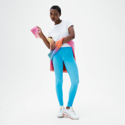 Femme en legging velours bleu ciel, photo de face en mouvement, allure sportive et élégante