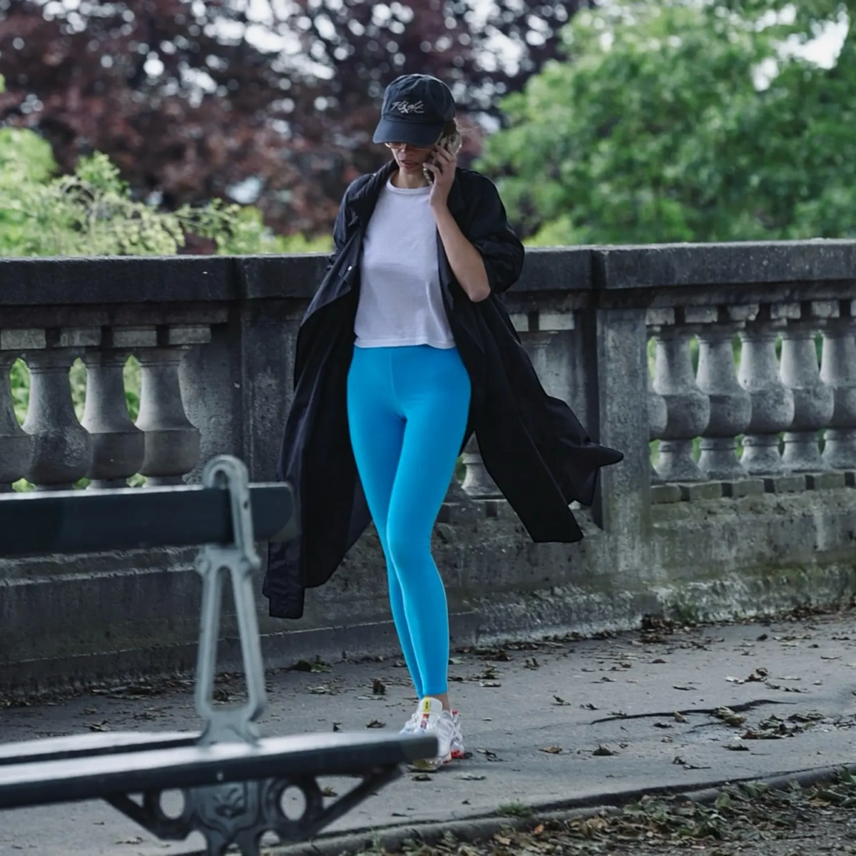 Look urbain parisien en legging velours bleu pour femme – tenue lifestyle avec trench noir et sneakers – Pattes de Velours Paris