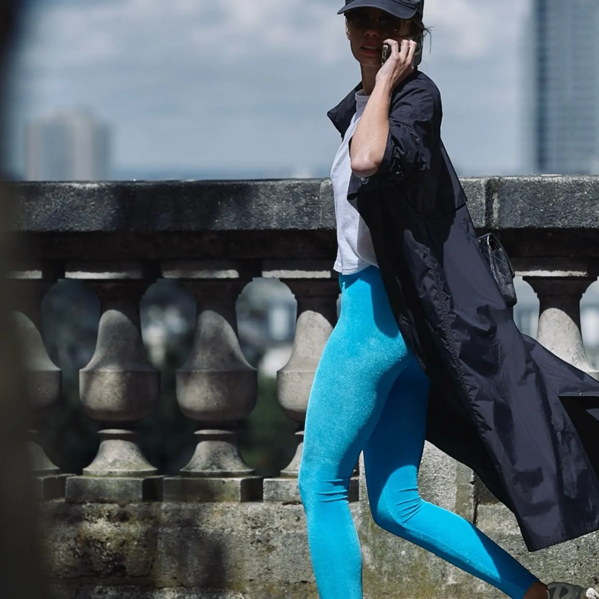 Legging femme en velours bleu coupe minimaliste – look urbain parisien avec trench noir et t-shirt blanc – Pattes de Velours Paris