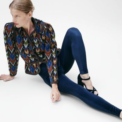 Legging velours bleu nuit Blue Velvet, porté avec veste graphique, style lifestyle raffiné