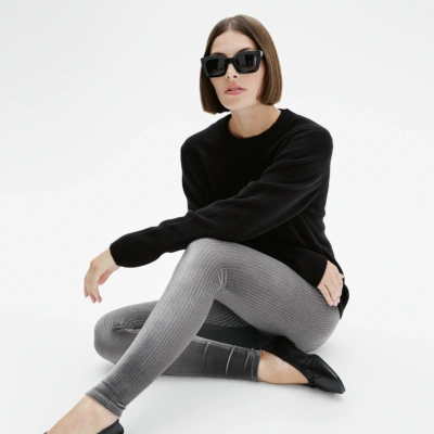 Legging velours côtelé Gris Profond, Coupe Classique Legging velours côtelé gris profond porté avec pull noir, look assis casual chic