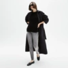 Legging velours côtelé Gris Oxford, Coupe Classique Legging velours côtelé gris profond porté avec trench noir, silhouette minimaliste