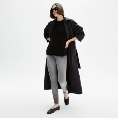 Legging velours côtelé gris profond porté avec trench noir, silhouette minimaliste