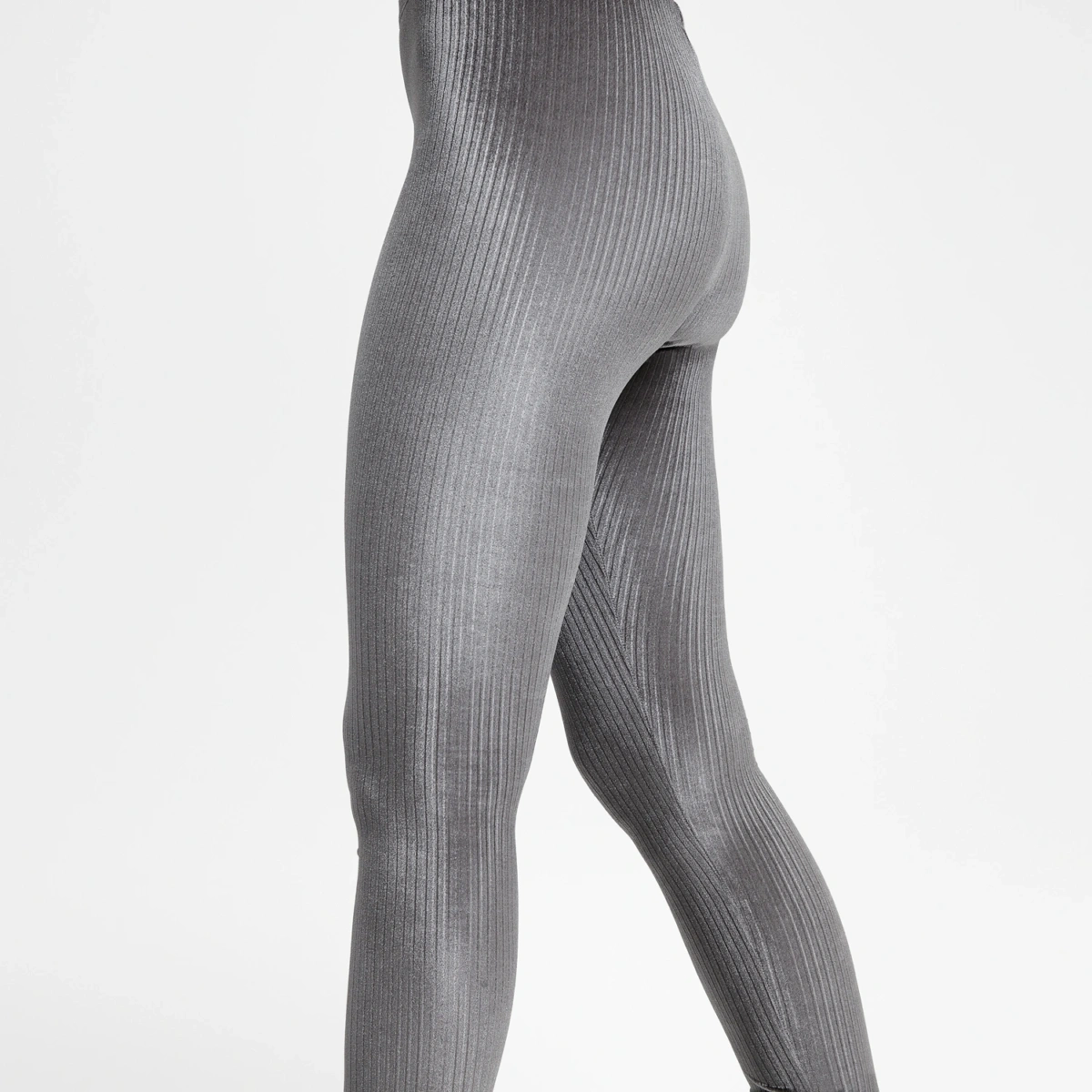 Détail du legging velours côtelé gris profond, texture côtelée et brillance subtile