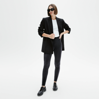 Legging en velours côtelé noir New Black, porté avec blazer noir et top blanc