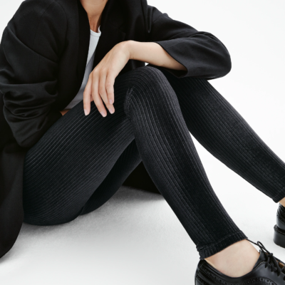 Legging velours côtelé Black Velvet - Coupe Classique Gros plan sur la matière côtelée du legging noir New Black, texture luxueuse en velours italien