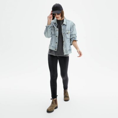 Legging velours côtelé Black Velvet - Coupe Classique Legging en velours côtelé noir New Black, porté avec veste en jean et Blundstone