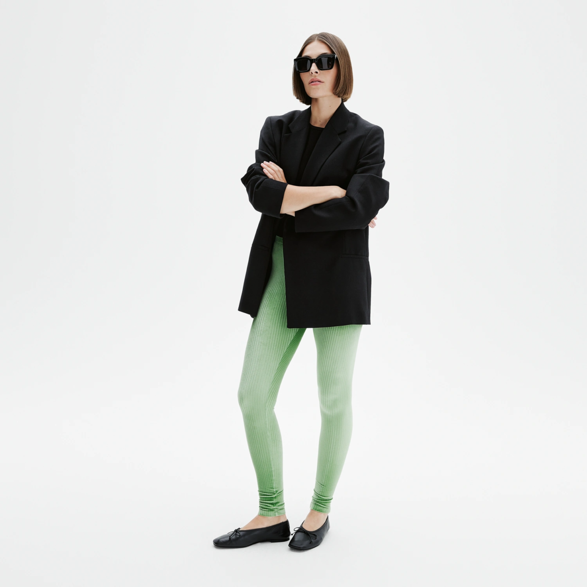 Legging velours côtelé vert amande femme, porté avec blazer noir