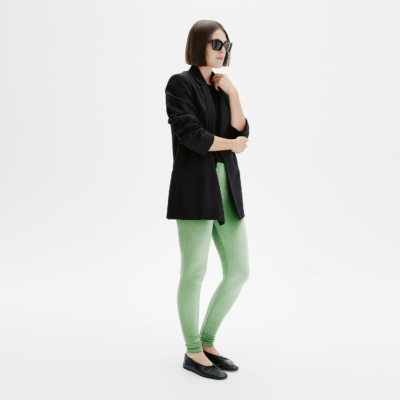 Legging côtelé en velours vert amande, allure chic avec veste noire