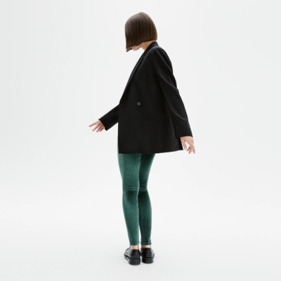 Femme en legging velours côtelé vert malachite, vue de dos