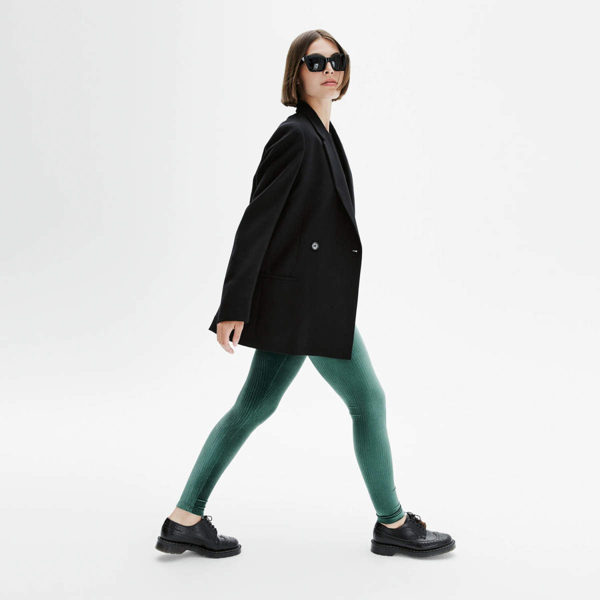 Legging côtelé vert malachite, profil en mouvement