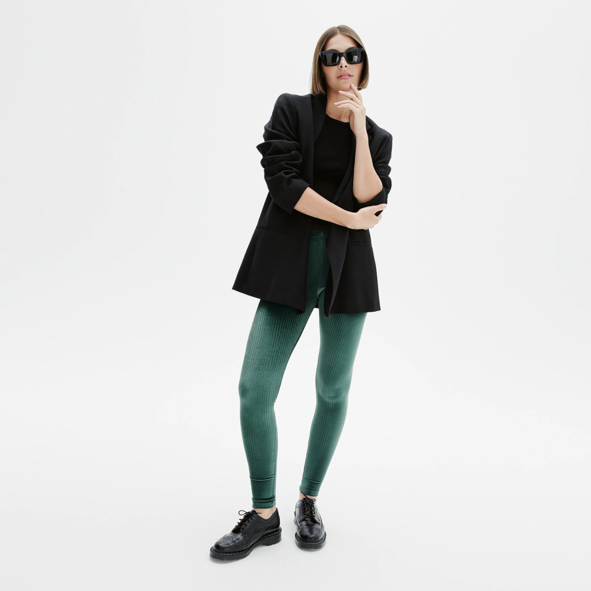 Femme en legging velours côtelé vert malachite avec derbies