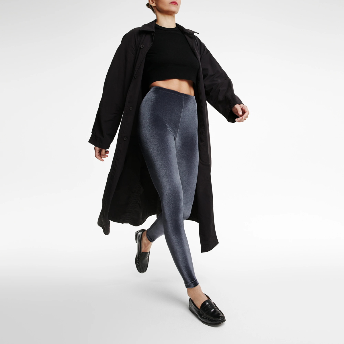 Profil du legging en velours gris anthracite, allure chic minimaliste