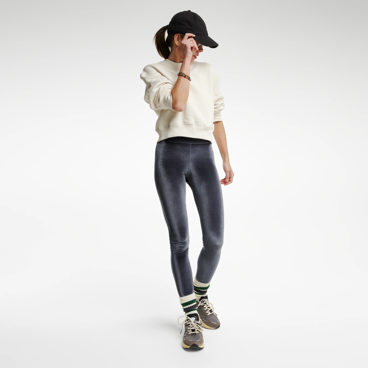 Legging velours gris anthracite coupe sportive, look casual avec sweat-shirt et sneakers