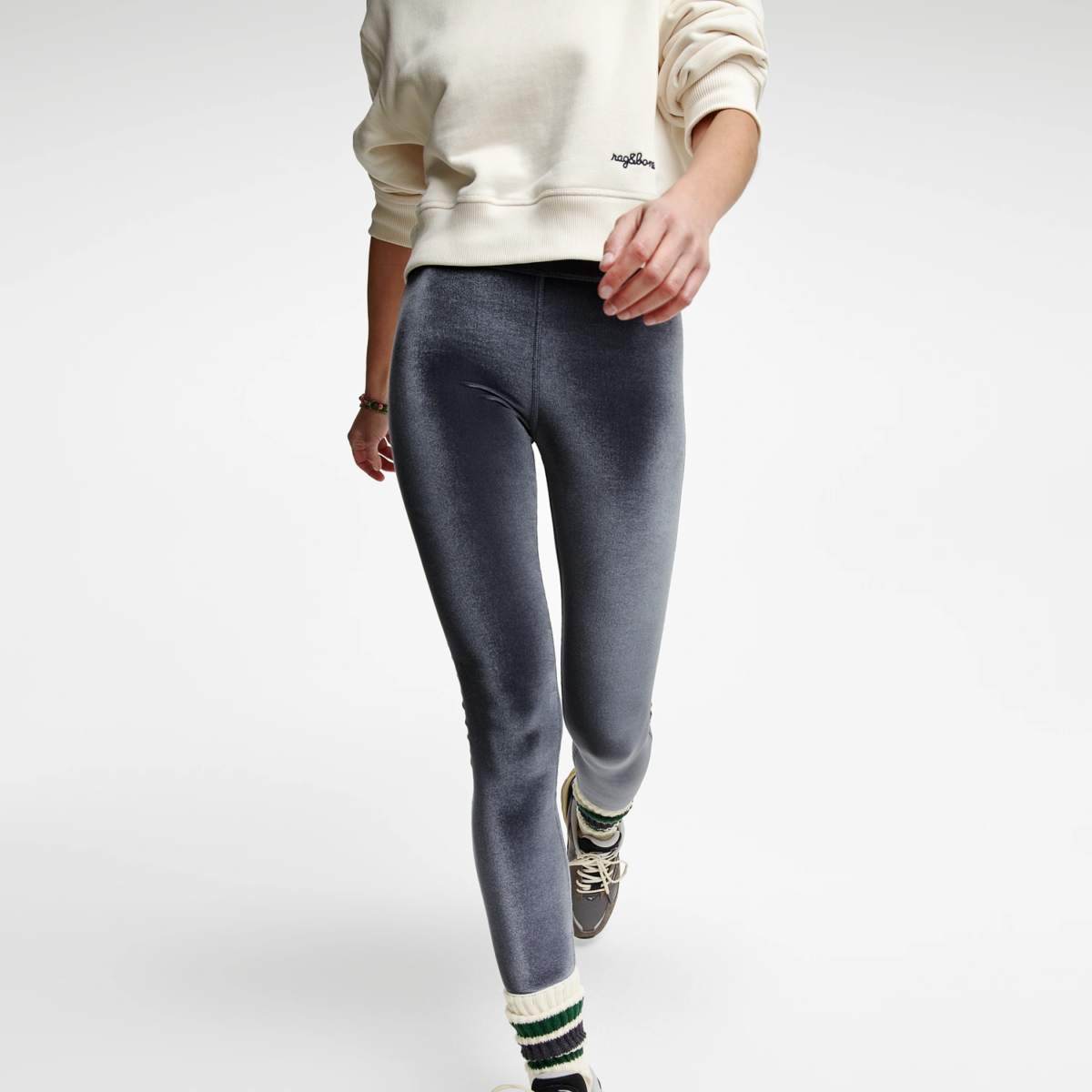 Legging en velours gris anthracite, coupe sportive, look casual en mouvement