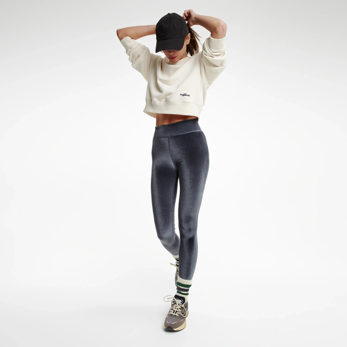 Silhouette lifestyle, legging en velours gris anthracite, coupe sportive
