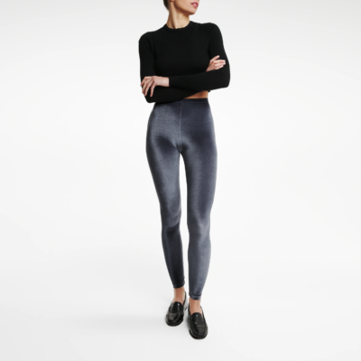 Legging velours gris anthracite porté de face, style élégant et intemporel
