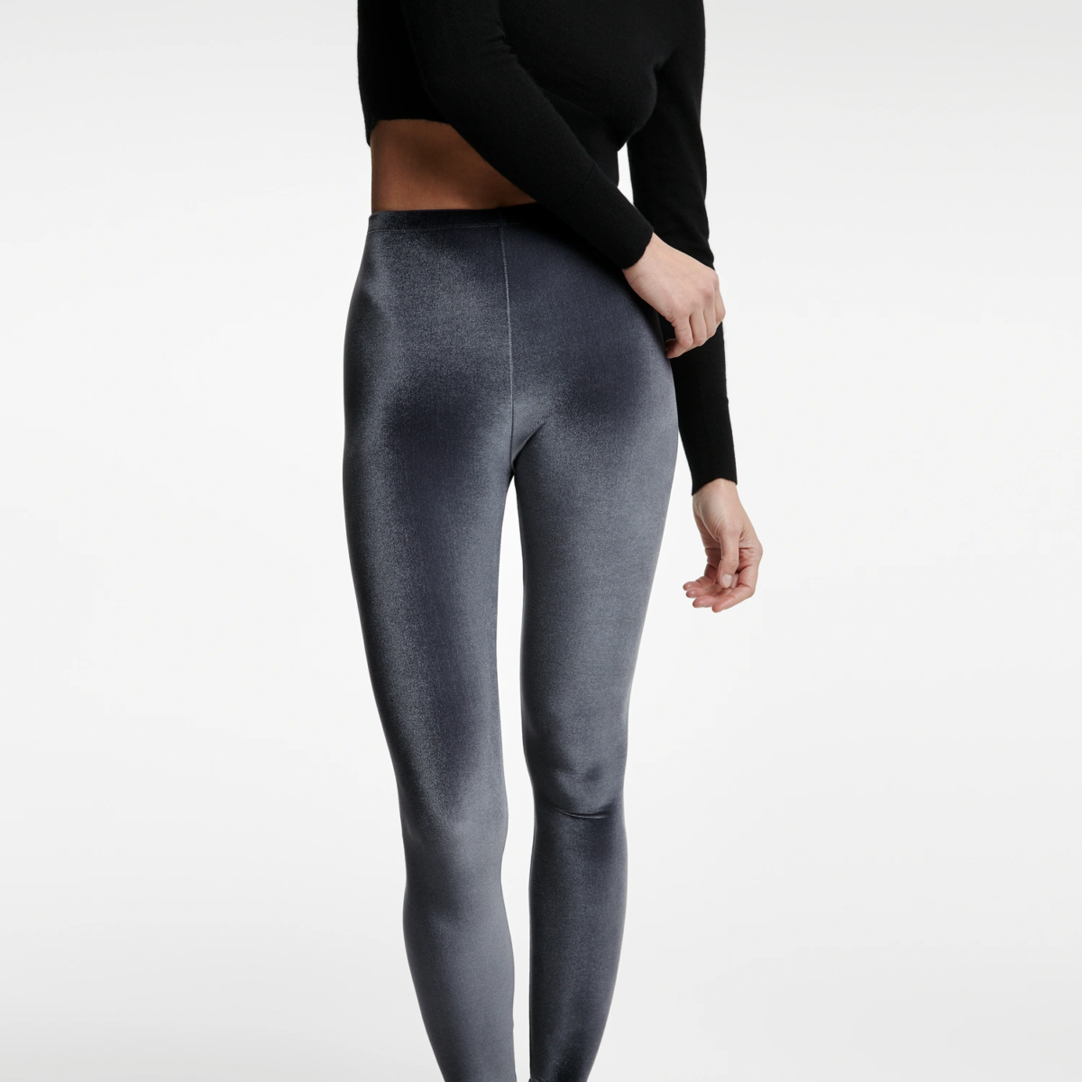 Zoom matière sur le legging velours gris anthracite, texture douce et lumineuse