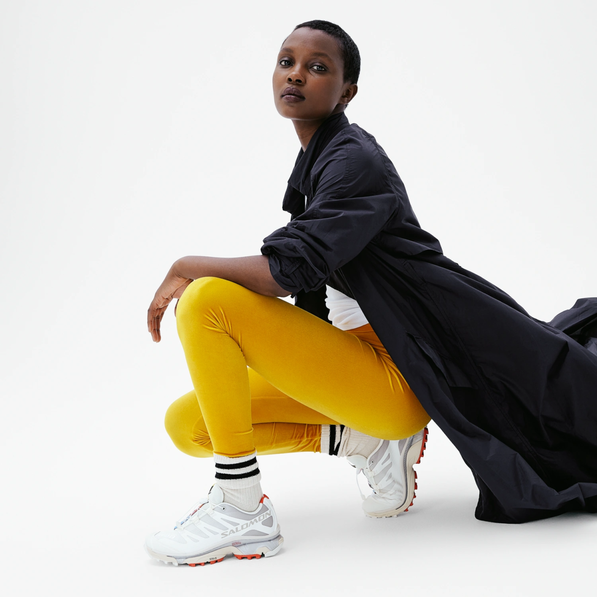 Legging velours jaune Van Gogh coupe classique look décontracté avec manteau noir