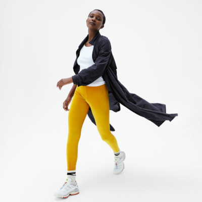 Legging velours lisse Jaune Van Gaugh - Coupe Classique Legging velours Jaune Van Gogh coupe classique lifestyle en mouvement avec manteau noir