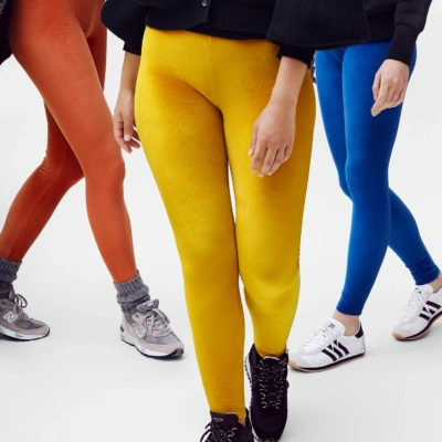 Legging velours jaune safran coupe classique, avec leggings orange et bleu en arrière-plan