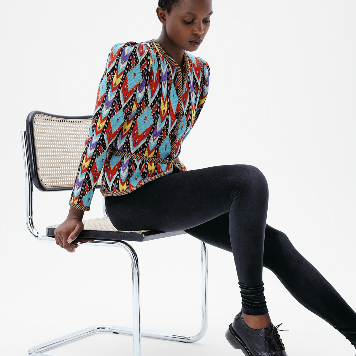 Femme en legging velours noir Black Swan assise look chic