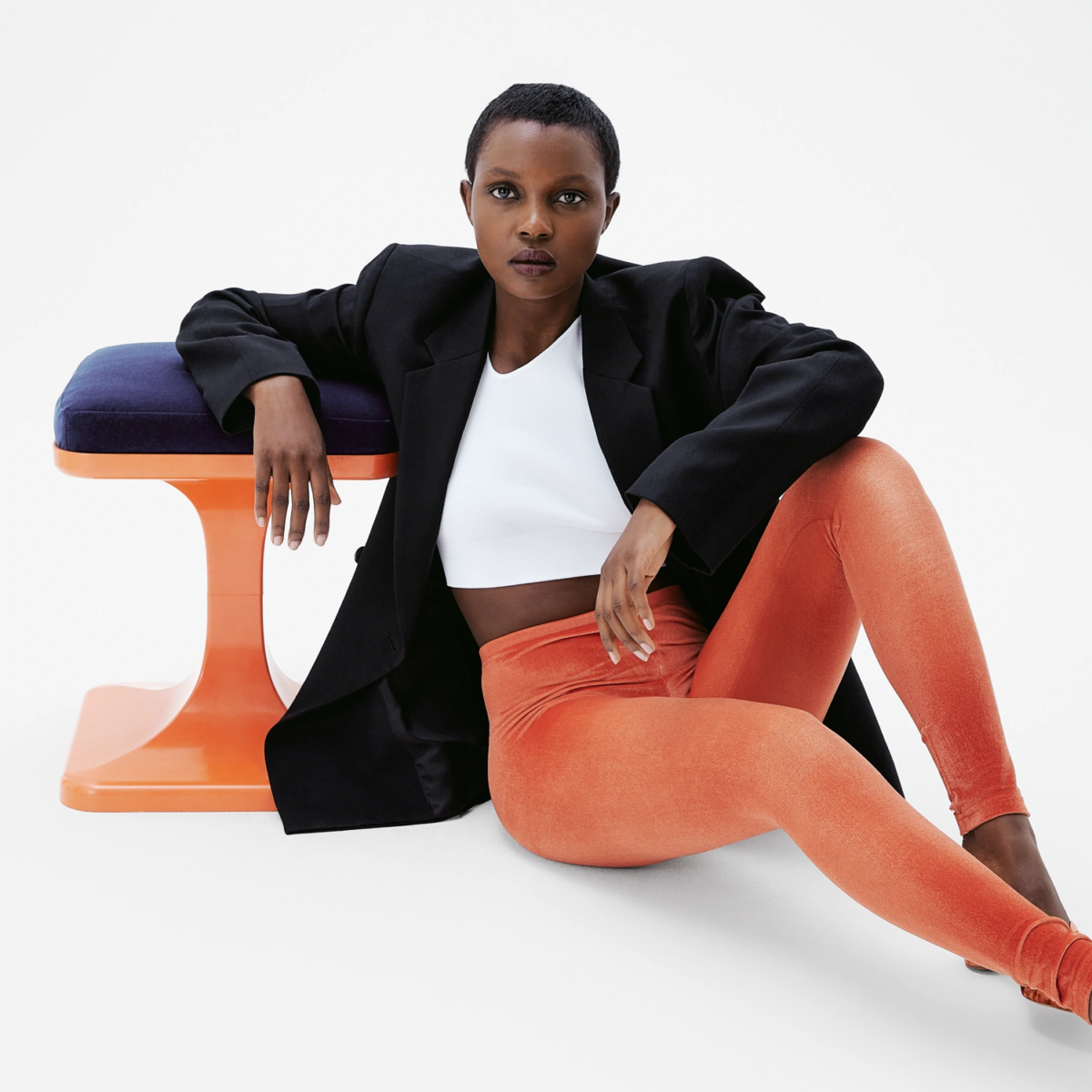 Legging en velours Orange Mécanique porté avec blazer noir et top blanc – vue lifestyle chic