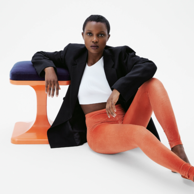 Legging velours lisse Orange Mécanique - Coupe Classique Legging en velours Orange Mécanique porté avec blazer noir et top blanc – vue lifestyle chic