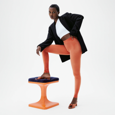 Legging velours Orange Mécanique femme avec blazer noir et top blanc – pose mode