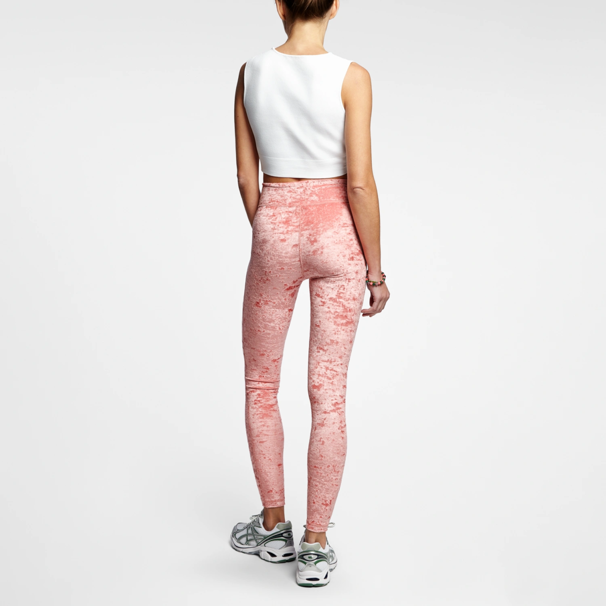 Legging velours rose corail coupe sportive femme vue de dos - leggings luxe confort haut de gamme casual chic