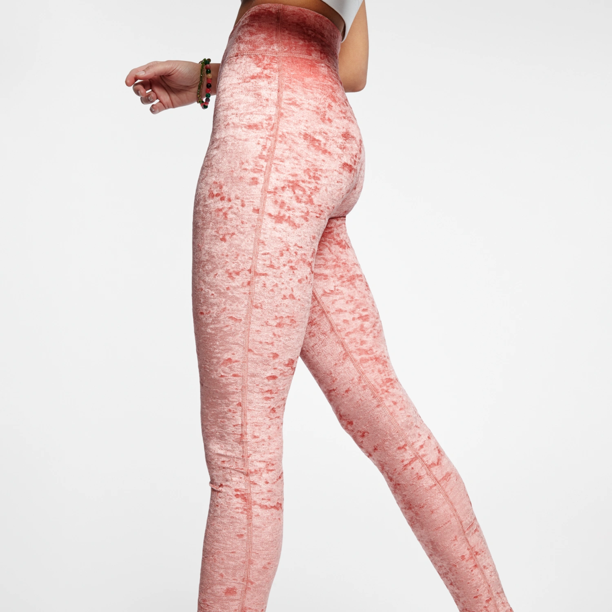 Zoom matière legging velours rose corail coupe sportive - détail tissu italien premium velours stretch féminin