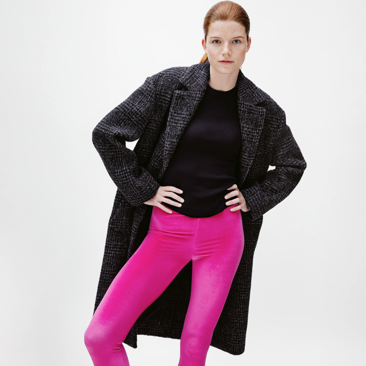 Femme en legging velours rose fuchsia coupe classique, porté avec manteau long noir, fabriqué en France