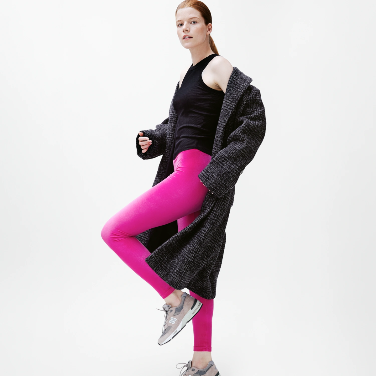 Legging velours rose fuchsia coupe classique porté en mouvement, tenue casual femme sneakers et manteau, fabriqué en France