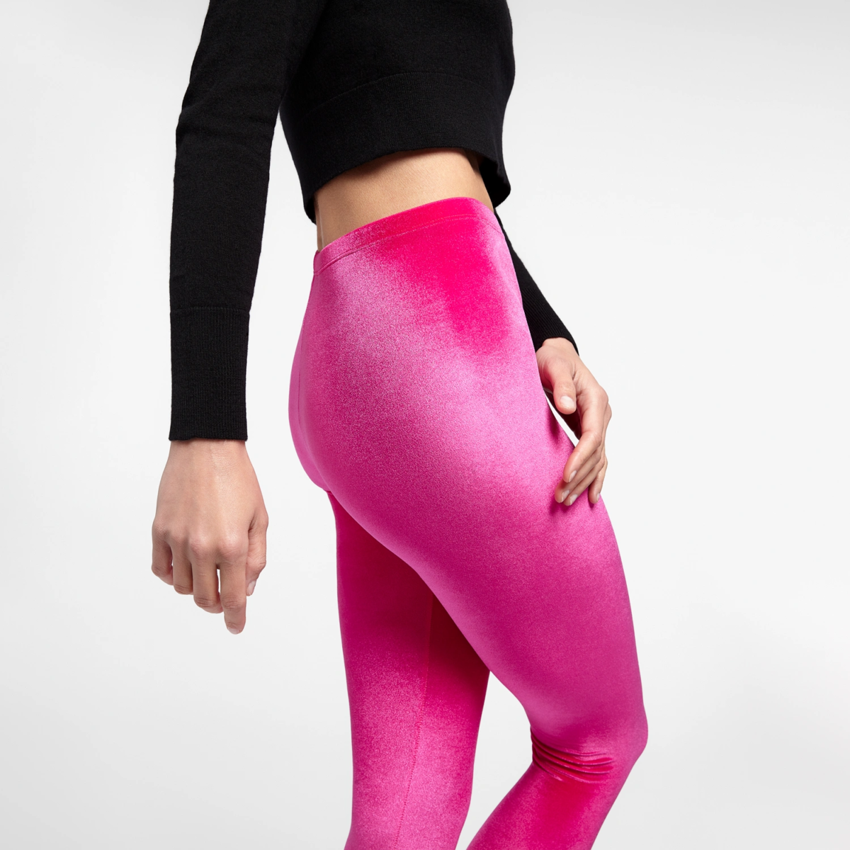 Détail legging velours lisse rose fuchsia femme, gros plan texture brillante et soyeuse, fabriqué en France