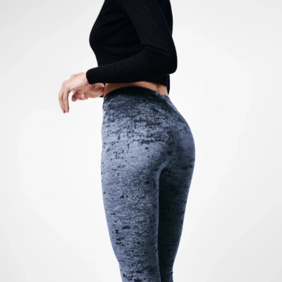 Détail legging velours texturé bleu allure coupe classique gros plan tissu