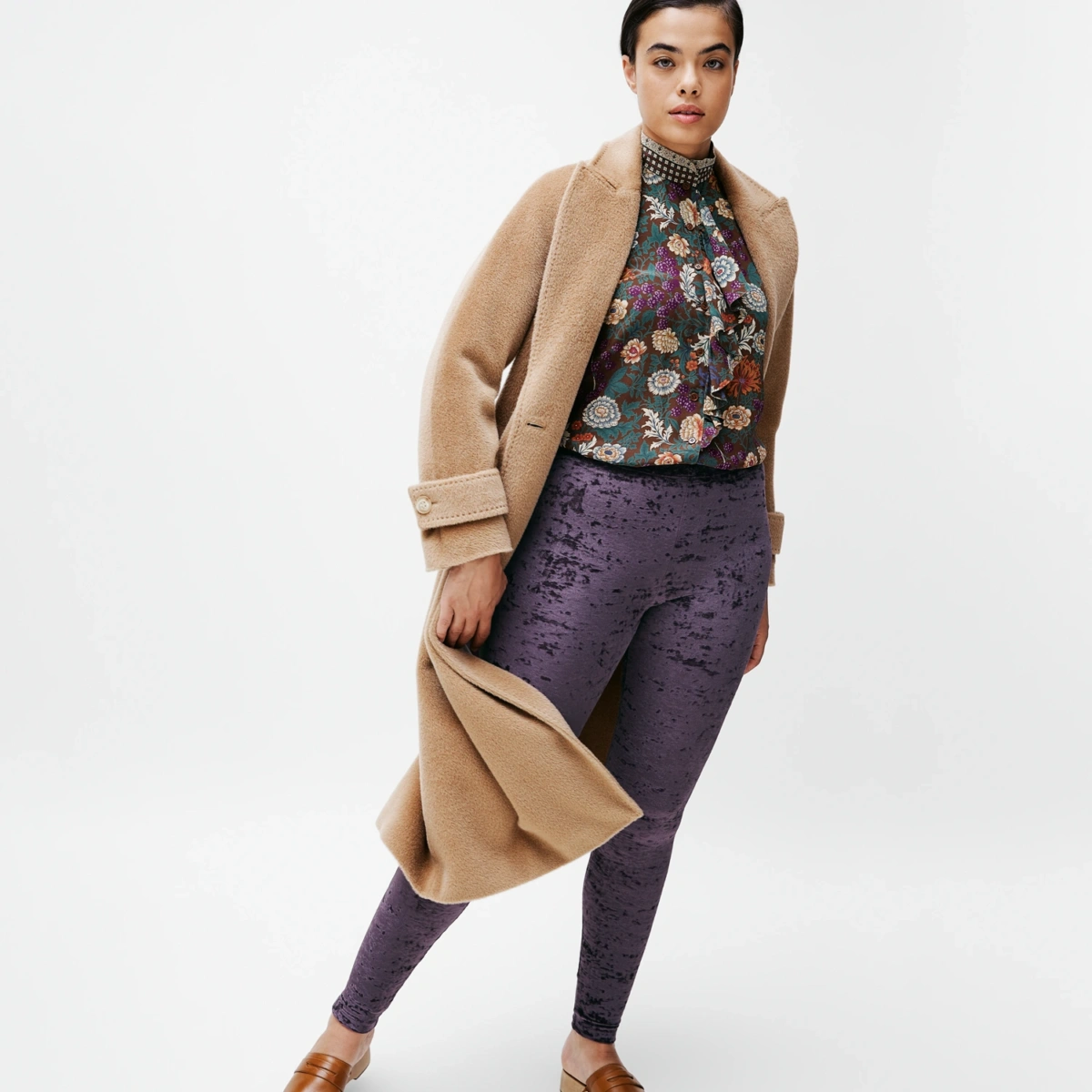 Legging velours frappé Violet Prune porté en look lifestyle femme