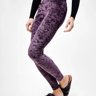 Legging velours frappé Purple Night, Coupe Classique Zoom sur le legging en velours frappé violet prune – détail de la matière