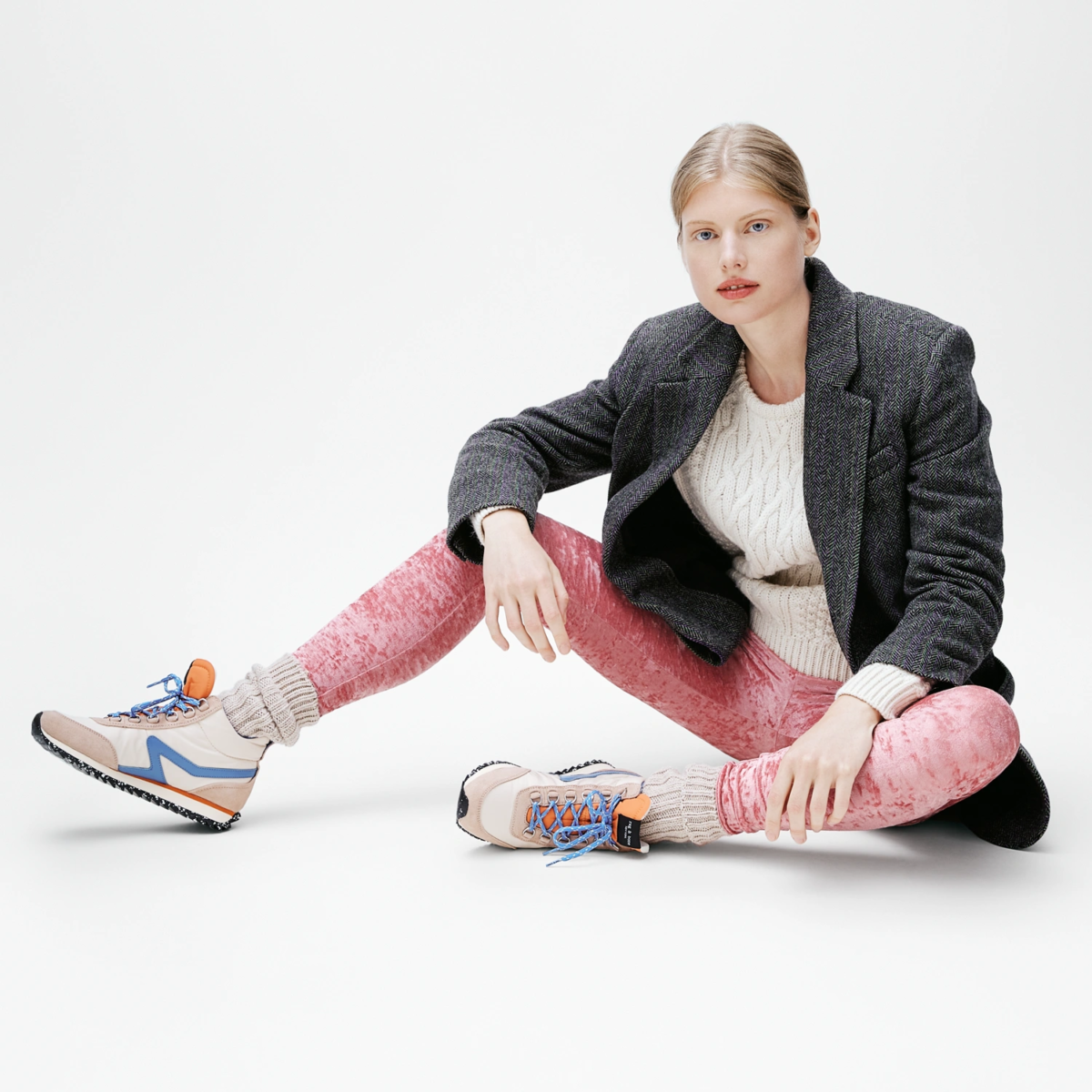 Legging velours texturé rose corail coupe classique femme porté avec pull écru et manteau gris – look lifestyle assis