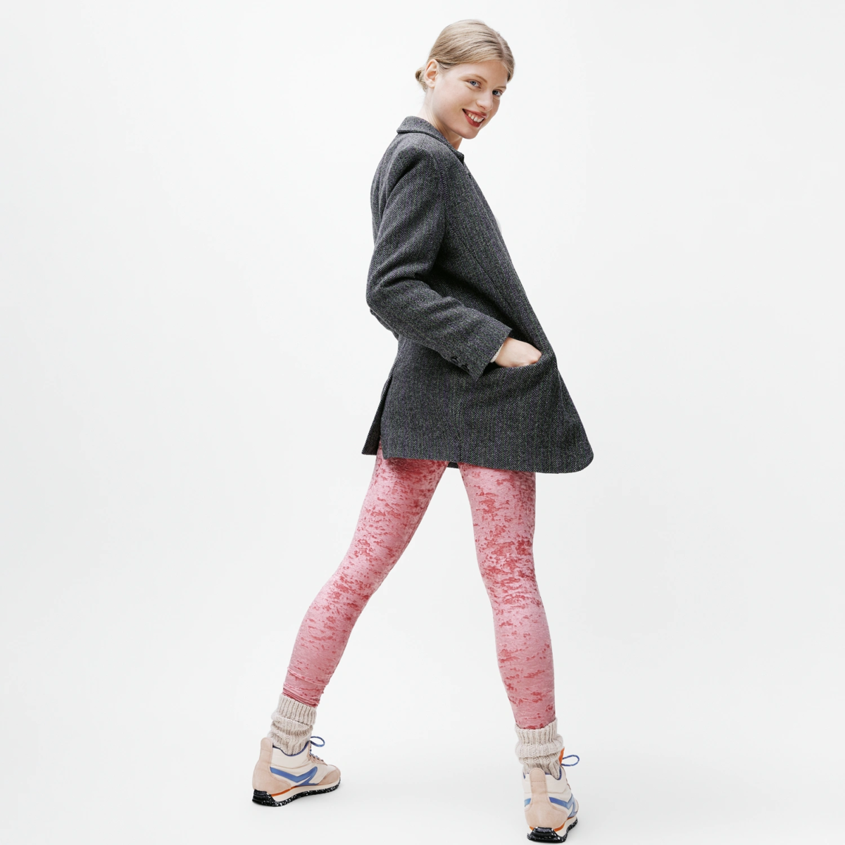 Legging velours texturé rose corail coupe classique femme porté avec veste grise et baskets – vue profil lifestyle