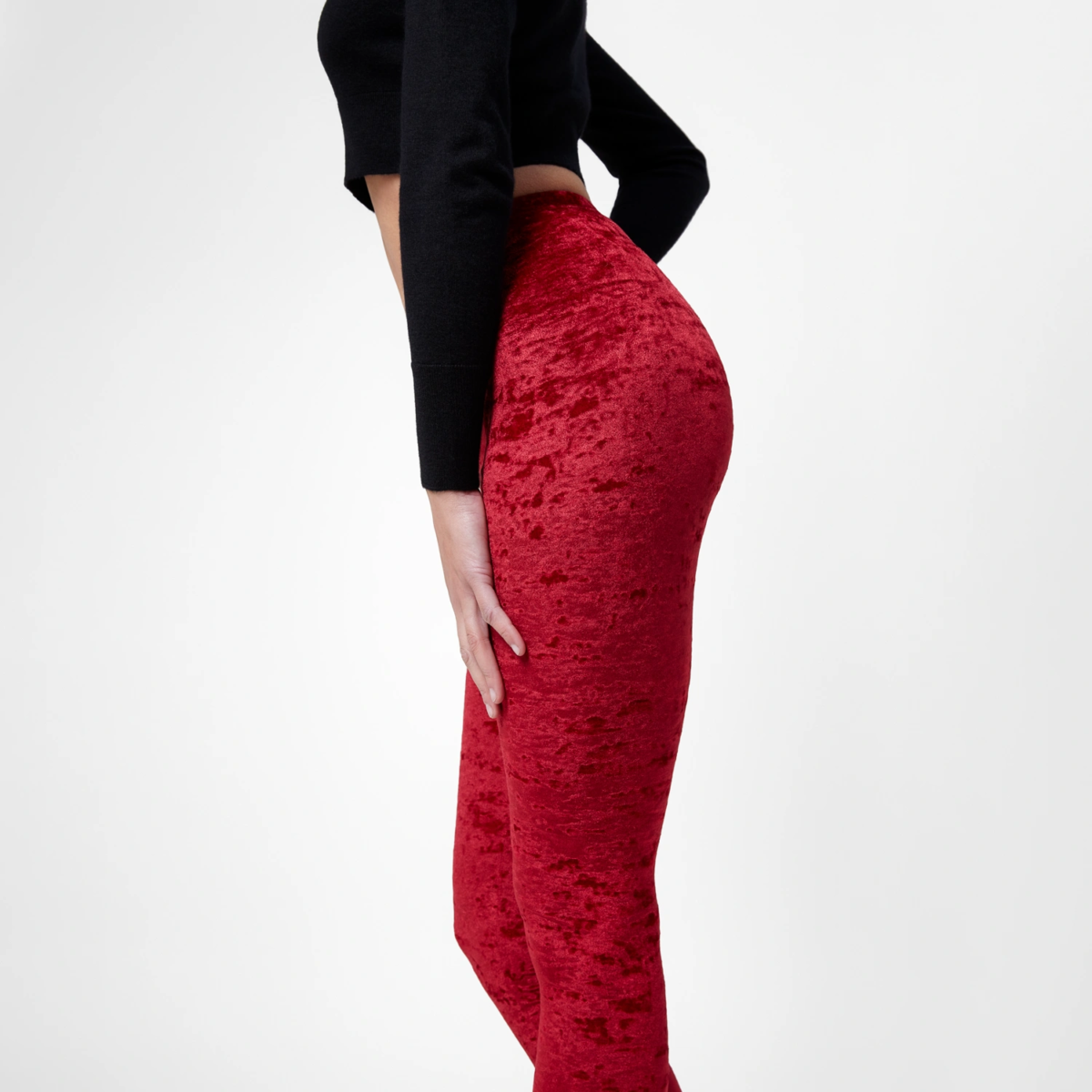 Zoom sur le legging en velours rouge – détail matière premium