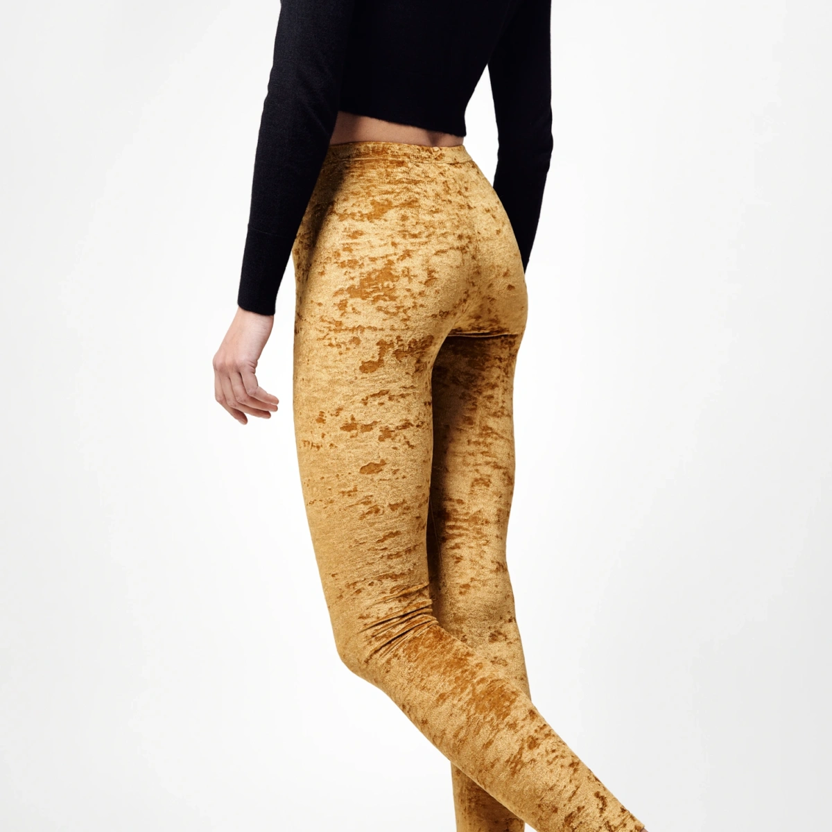 Legging en velours frappé or vu de dos – mode femme élégante