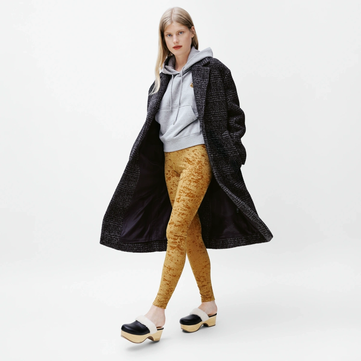 Legging velours frappé or porté en look lifestyle femme avec manteau long