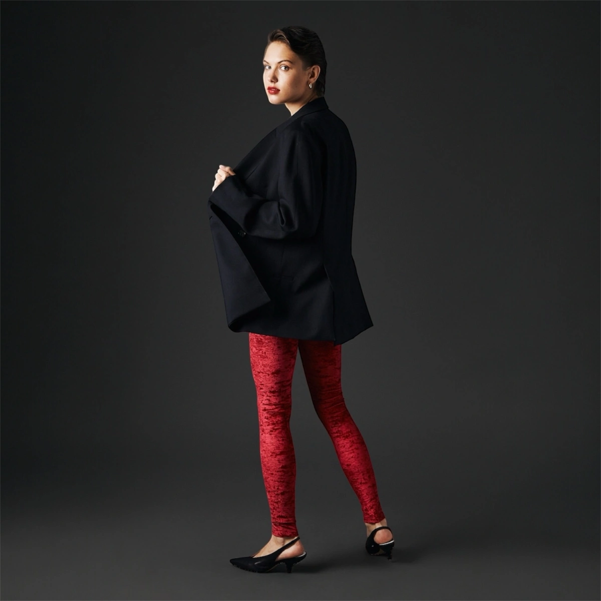 Legging velours frappé rouge pour femme, vue de profil portée, look chic
