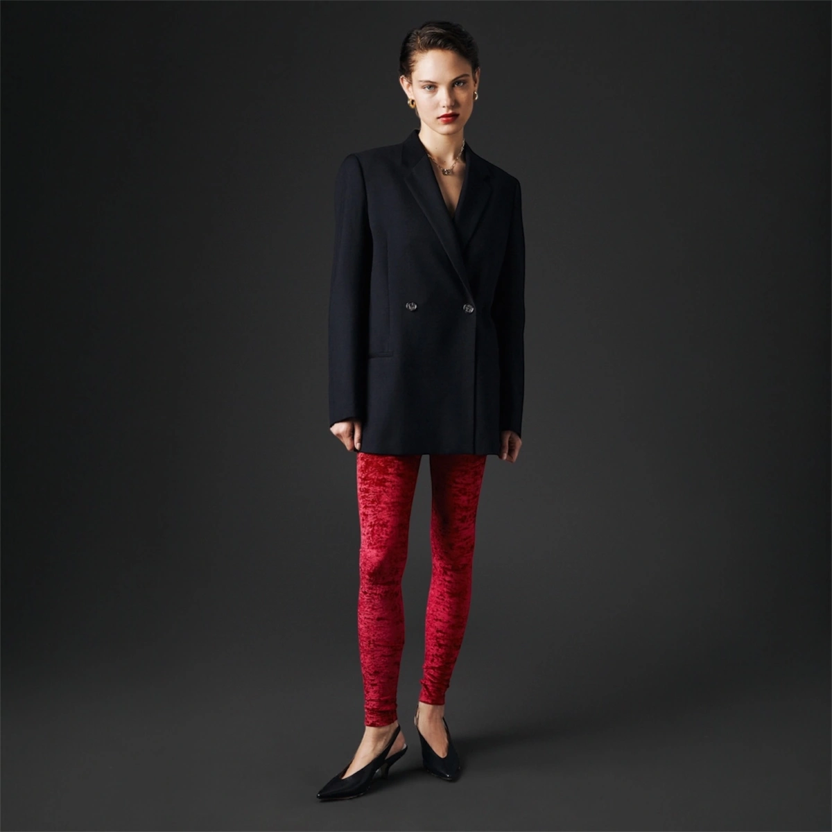 Legging velours frappé rouge pour femme, silhouette élégante