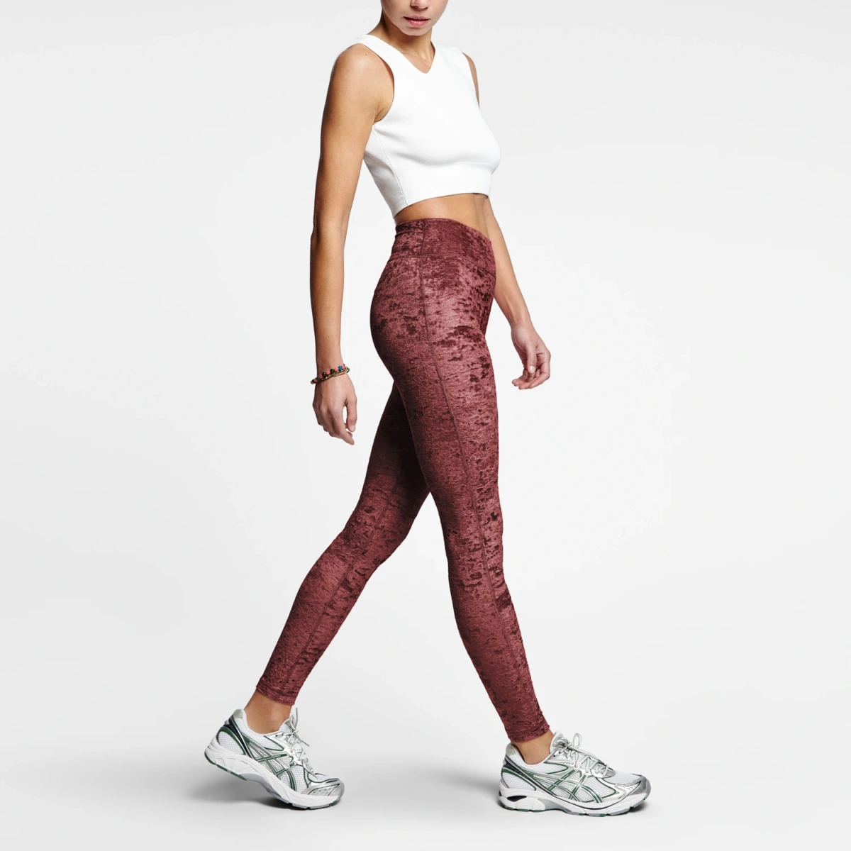 legging velours frappé rouge amaretto coupe sportive femme porté en mouvement"